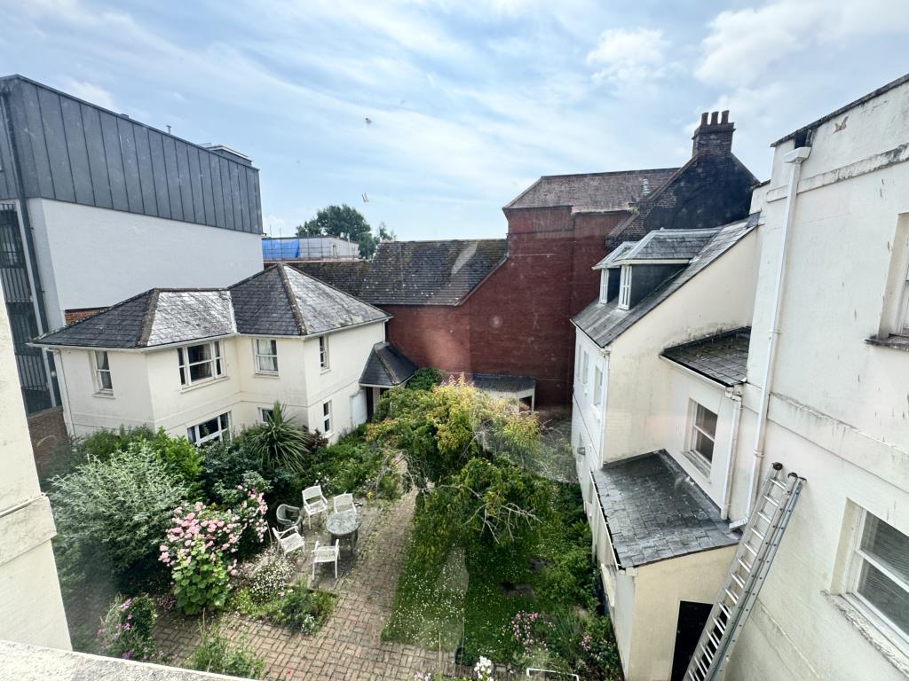 Lot: 164 - TWO-BEDROOM FLAT IN CITY CENTRE - Communal Gardens
